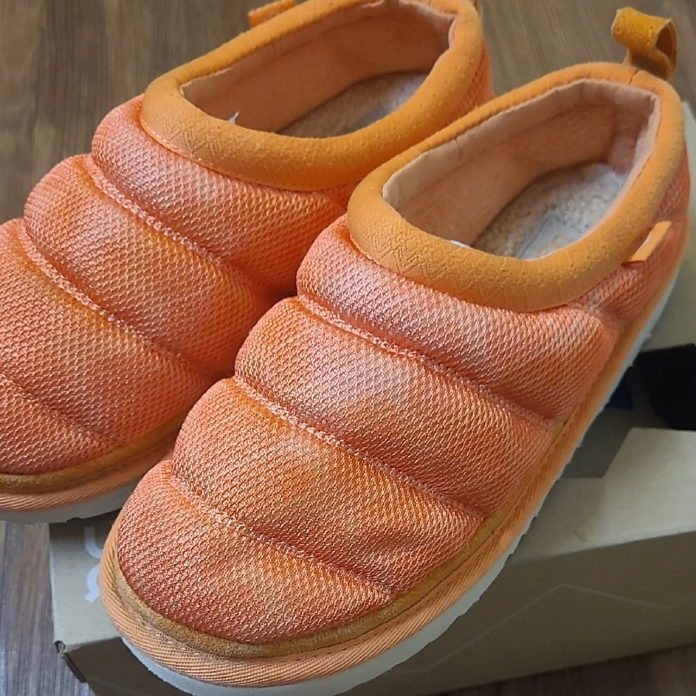 UGG Orange Kids Slip-On Shoes used exelente condition perfect for winter.